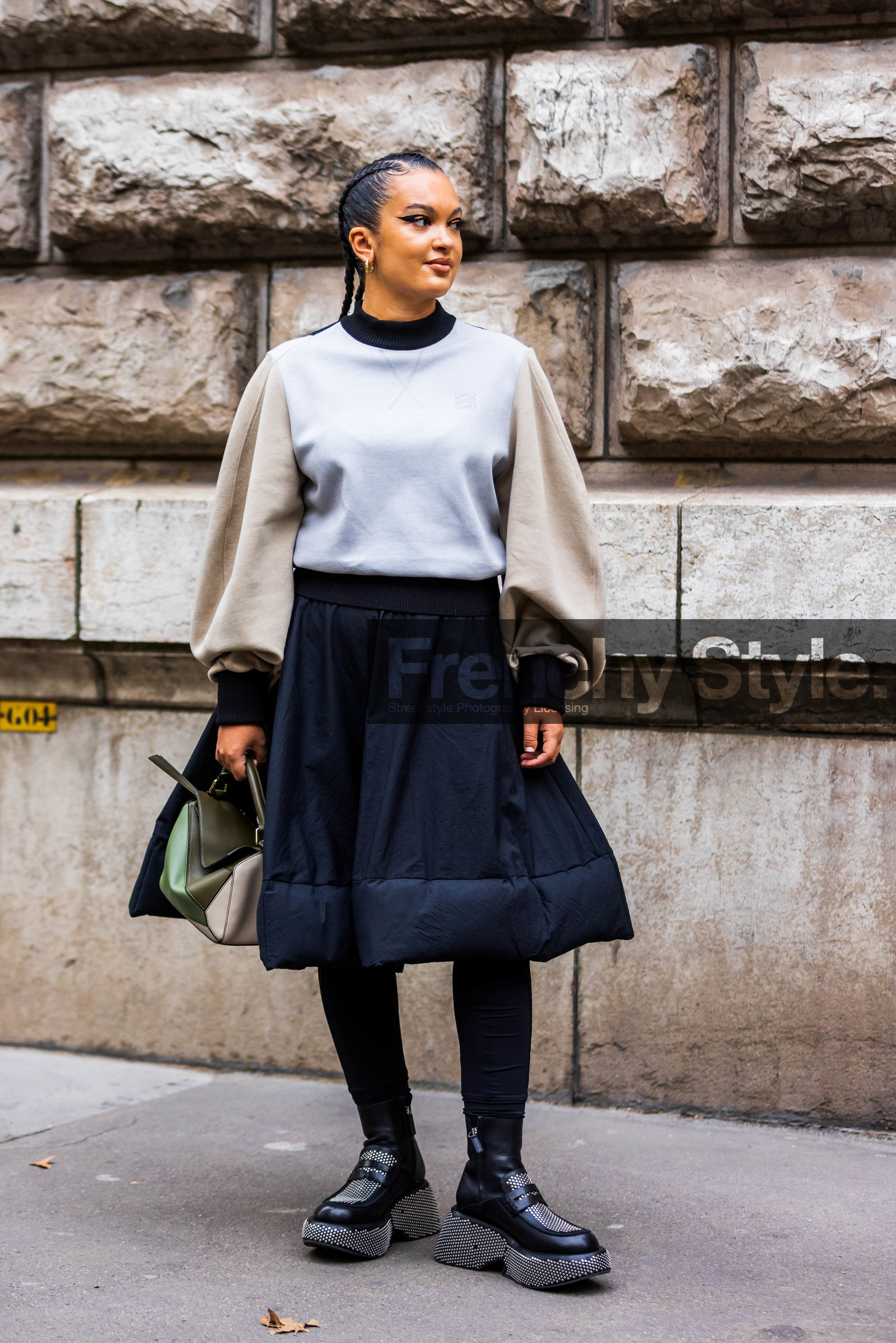 bag, ballon sleeves, beige sweater, black boots, black skirt, boots, green bag, khaki bag, leather bag, leather boots, loewe bag, loewe look, Oumayma Elboumeshouli, skirt, sweater, street style, jonathan paciullo, FW, frenchystyle, fashion week, PFW, PARIS, SPRING SUMMER 2022, SS 22, vertical, full length