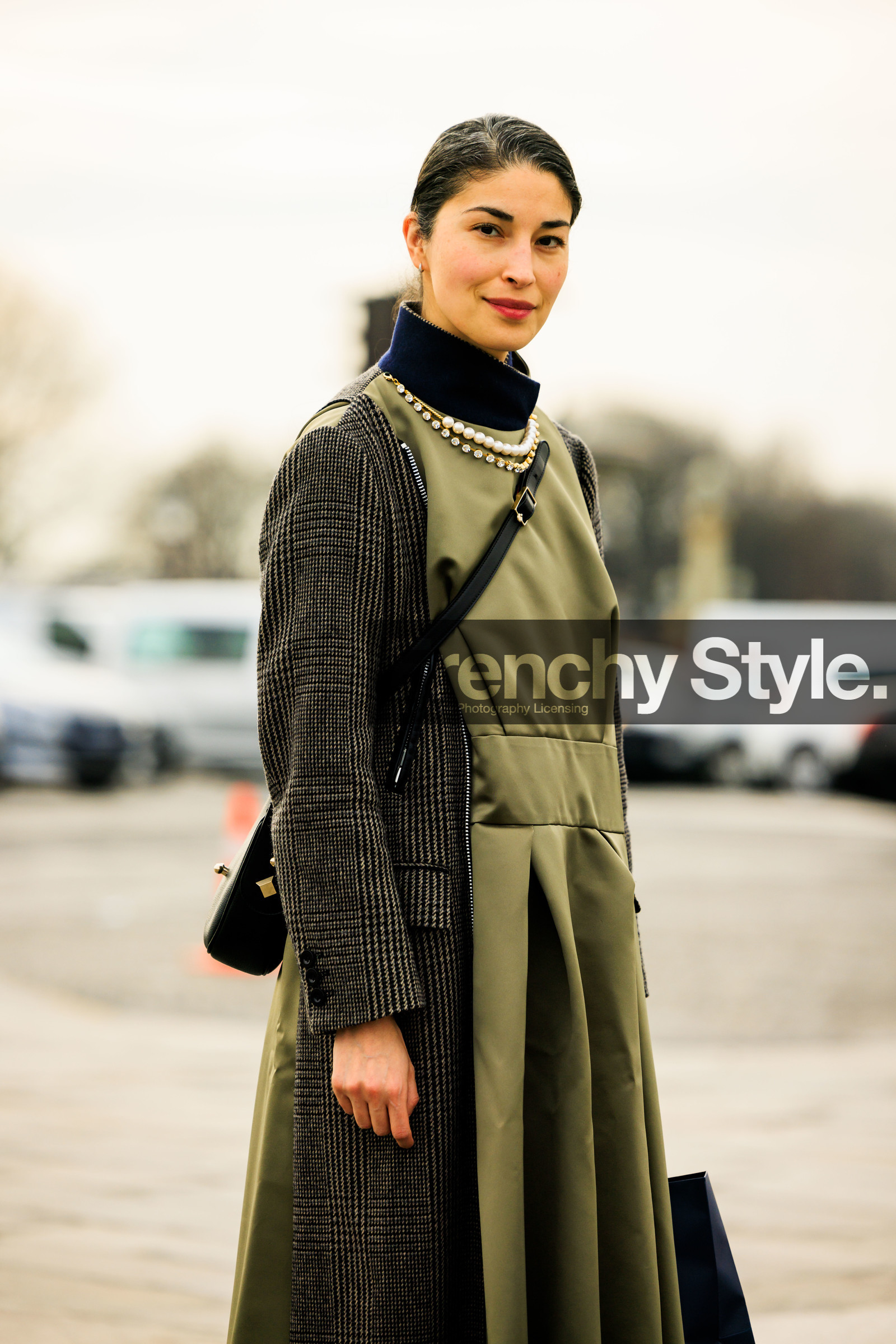 profile, braided pony tail, corssbody bag, black handbag, kaki trench, plaid trench, dual toned trench, caroline issa, fashion week, frenchystyle, FW, jonathan paciullo, street style, AUTUMN WINTER 2022-2023, FALL WINTER 2022_2023, FW 22-23, PFW, PARIS, vertical, detail