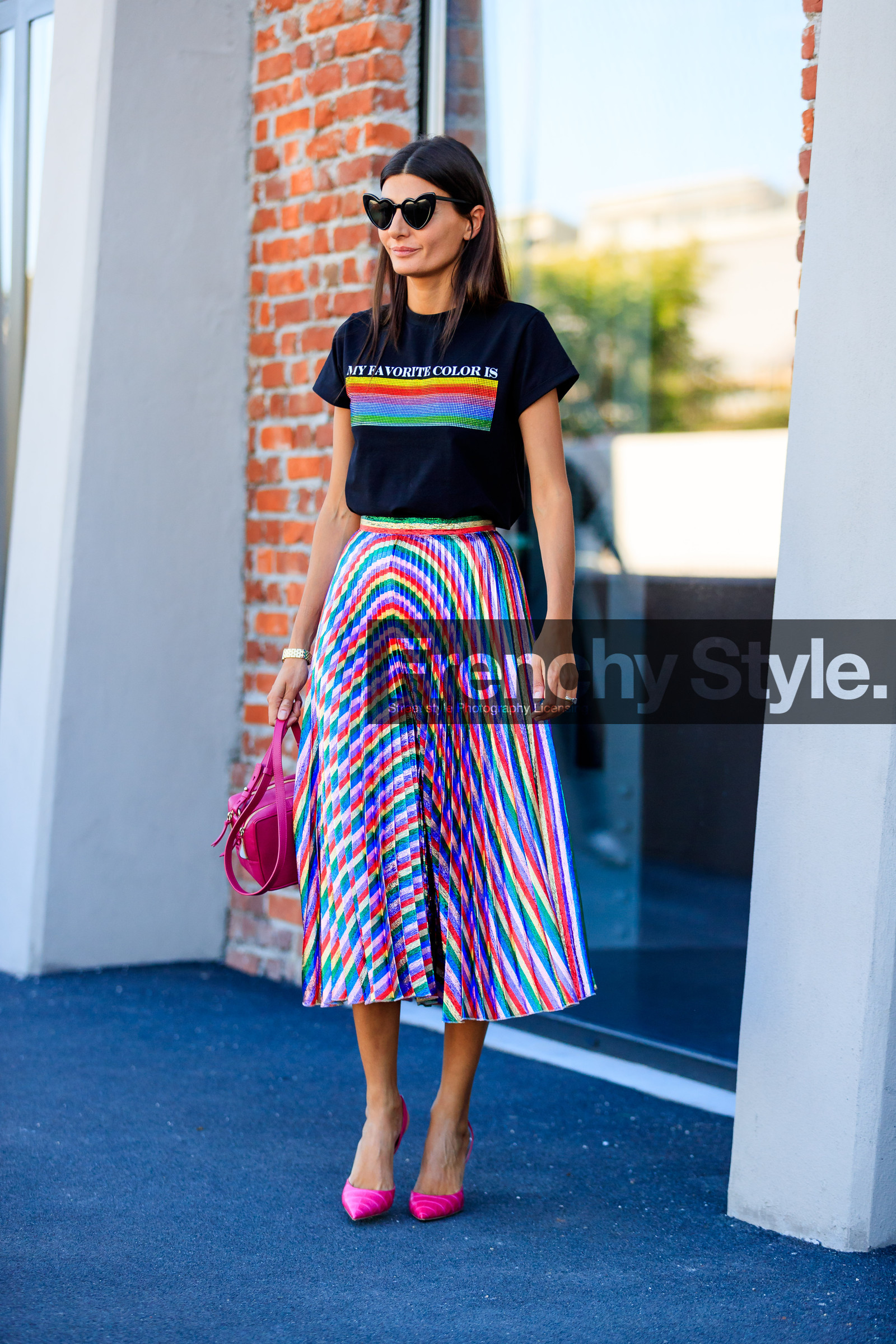 black t shirt, fashion week, frenchystyle, full length, FW, giovanna battaglia, graphic skirt, high heels, jonathan paciullo, leather bag, leather shoes, MFW, MILAN, multicolor skirt, pink bag, pink shoes, pleated skirt, printed skirt, rainbow, SPRING SUMMER 2018, SS 18, street style, sunglasses, vertical