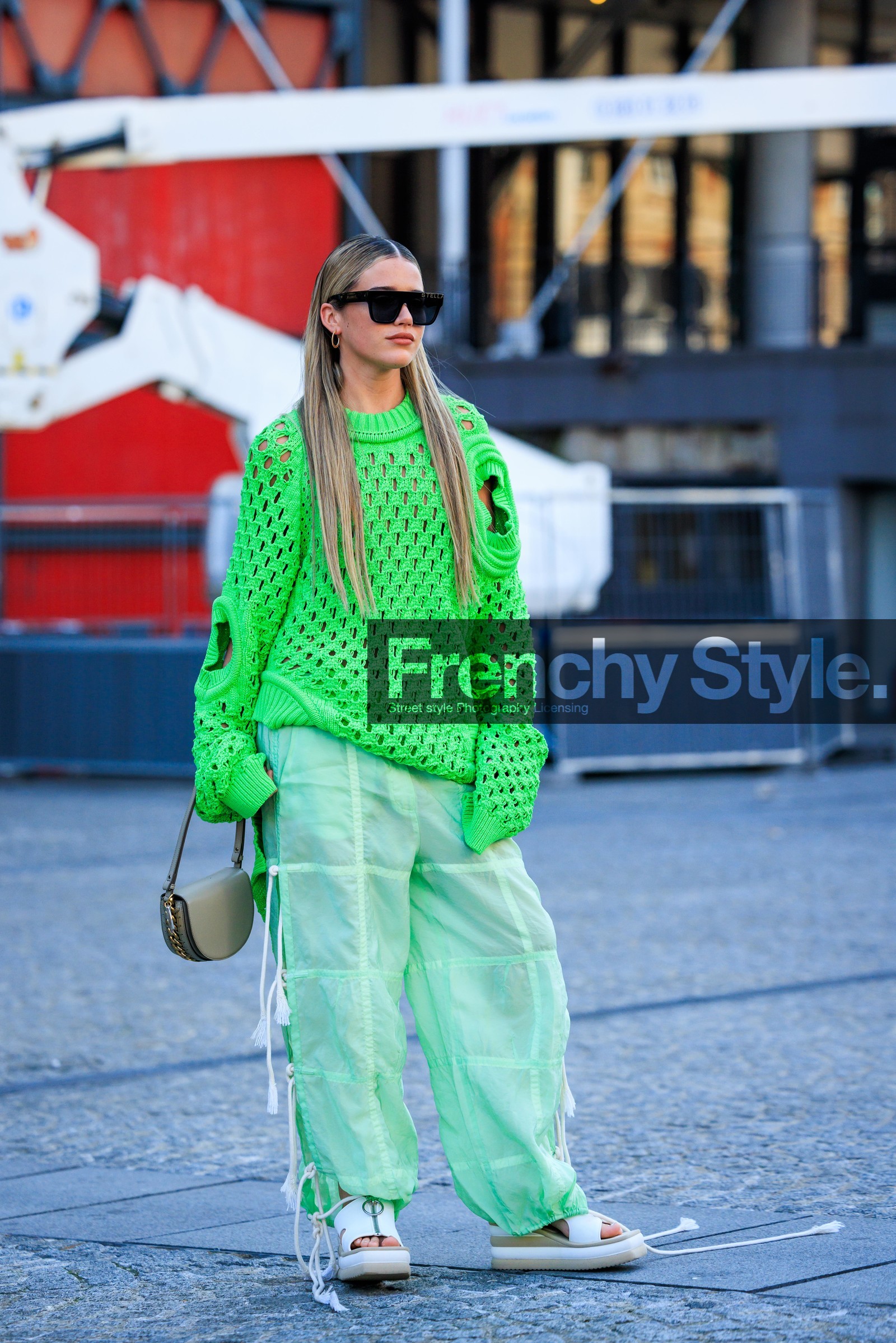 fluo green jumper, knitted jumper, cut out jumper, black sunglasses, green trousers, baggy trousers, grey bag, small handbag, stella mccartney, white sandals, flip flops, street style, jonathan paciullo, FW, frenchystyle, fashion week, AUTUMN WINTER 2022-2023, FALL WINTER 2022_2023, FW 22-23, PFW, PARIS, full length, vertical