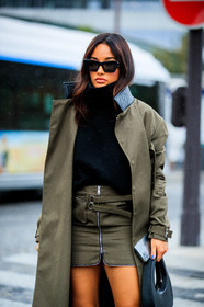 amina muaddi, kaki jacket, kaki trench coat, kaki skirt, mini skirt, zipped skirt, black pullover, turtleneck pullover, black sunglasses, black leather bag, round shape bag, box bag, coperni bag, coperni jacket, coperni look, coperni skirt, fashion week, frenchystyle, FW, jonathan paciullo, street style, PFW, PARIS, SPRING SUMMER 2021, SS 21, vertical, atmosphere details, detail