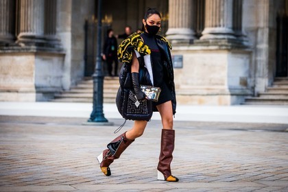 Aleali May, black dress, black gloves, black mitten, black puffer, boots, brown boots, brown clutch, clutch, color, facial mask, gloves, high boots, leather boots, leather mitten, logo print, louis vuitton clutch, louis vuitton look, mitten, oversize coat, pink makeup, print, puffer, sleeveless puffer, studs, fashion week, frenchystyle, FW, jonathan paciullo, street style, PFW, PARIS, SPRING SUMMER 2022, SS 22, horizontal, atmosphere details, full length