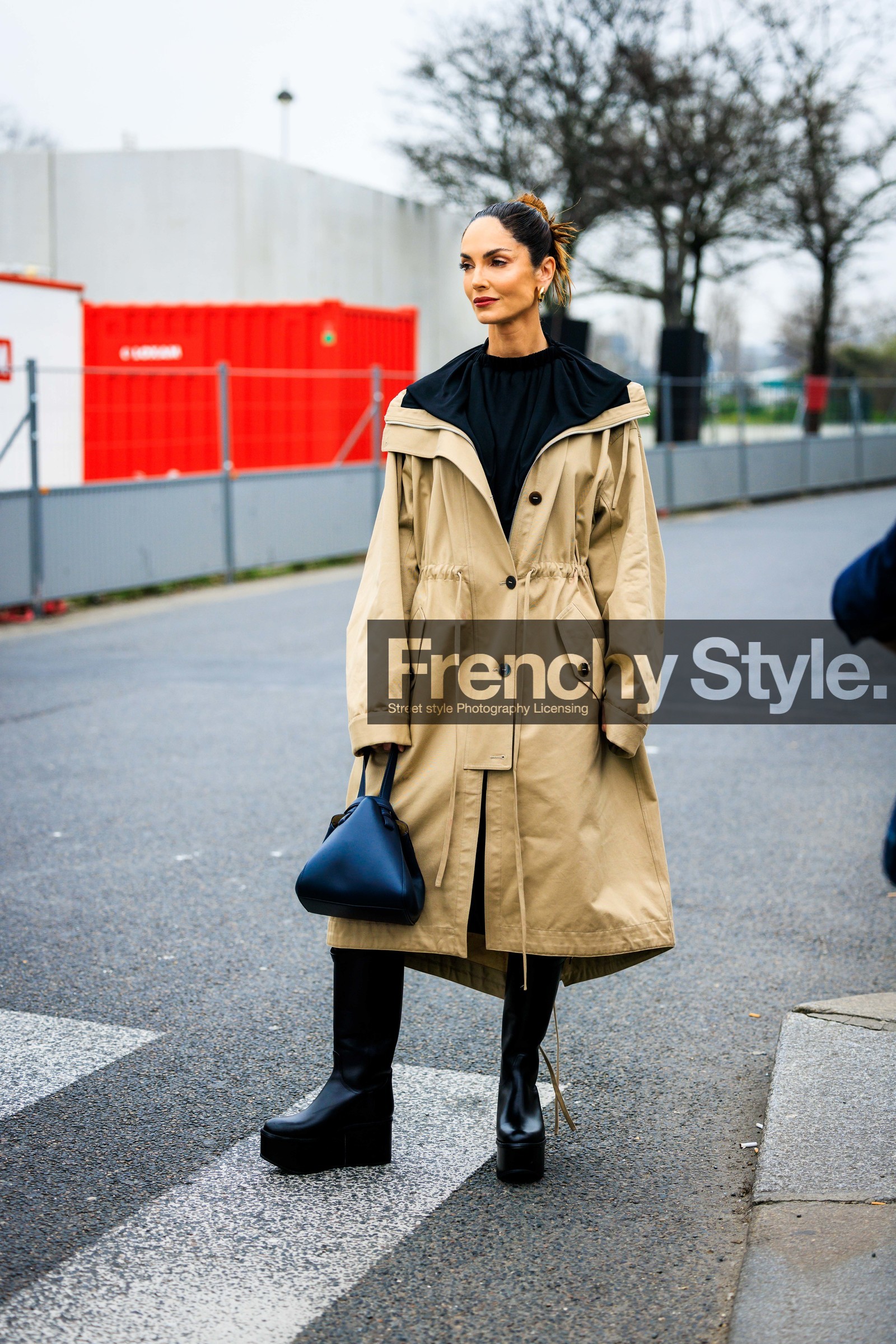 classic trench, beige trench, black shirt, black boots, platform boots, black handbag, leather bad, small bag, street style, jonathan paciullo, FW, frenchystyle, fashion week, AUTUMN WINTER 2022-2023, FALL WINTER 2022_2023, FW 22-23, PFW, PARIS, full length, vertical