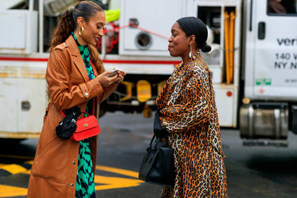 elaine welteroth, rajni jacques, camel leather coat, camel leather jacket, hoop earrings, golden earrings, big earrings, red leather bag, crossbody bag, coach bag, coach coat, coach jacket, green dress, high collar dress, printed dress, drape dress, black leather bag, hand bag, leopard printed coat, dangling earrings, silvered earrings, fashion week, frenchystyle, FW, jonathan paciullo, street style, NYFW, NEW YORK, AUTUMN WINTER 2020-2021, FALL WINTER 2020-2021, FW 20-21, horizontal, atmosphere details, detail