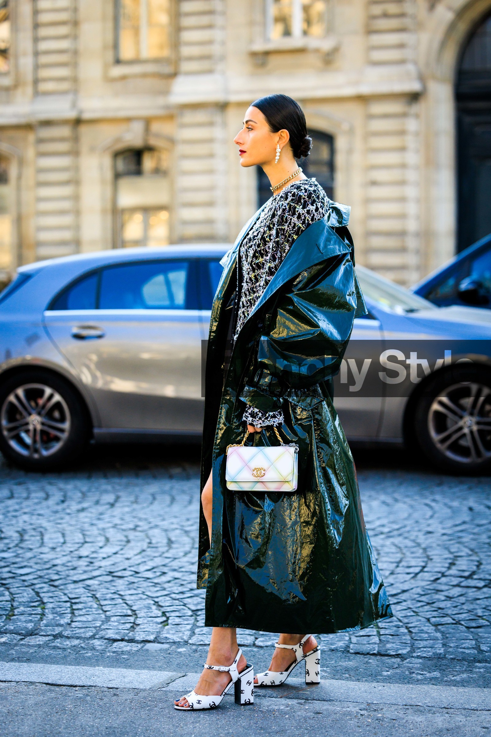 pearl earrings, green trench coat, pattent trench, tweed cardigan, multicolor cardigan, silver choker, tweed dress, multicolor dress, mini chanel bag, multicolor bag, white chanel bag, white heels, chanel, chanel logo sandals, chanels heels, julia haghjoo, street style, jonathan paciullo, FW, frenchystyle, fashion week, AUTUMN WINTER 2022-2023, FALL WINTER 2022_2023, FW 22-23, PFW, PARIS, full length, vertical