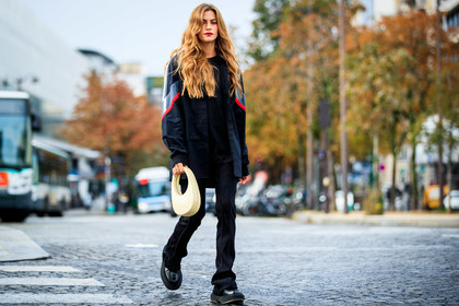clara berry, black shirt, black jacket, black t-shirt, striped shirt, striped jacket, red lipstick, black pants, flare pants, black leather derbies, big sole shoes, big sole derbies, grey shirt, red shirt, white leather bag, box bag, coperni bag, round shape bag, fashion week, frenchystyle, FW, jonathan paciullo, street style, PFW, PARIS, SPRING SUMMER 2021, SS 21, horizontal, atmosphere details, full length