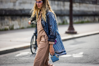 bag, bracelet, colot, gold bag, gold earrings, gold necklace, necklace, pink shirt, Selma Kaci, shirt, fashion week, frenchystyle, FW, jonathan paciullo, street style, PFW, PARIS, SPRING SUMMER 2022, SS 22, horizontal, atmosphere details