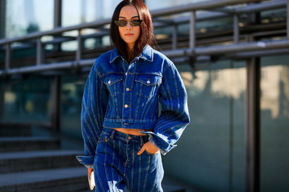 blue denim, denim jacket, denim pants, graphic pants, jeans, mugler, printed pants, stripes, sunglasses, tone on tone, total look denim, trousers, yoyo cao, PARIS, PFW, street style, jonathan paciullo, FW, frenchystyle, fashion week, AUTUMN WINTER 2019-2020, AW 19-20, FALL WINTER 2019-2020, FW 19-20, horizontal, atmosphere details, detail