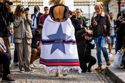 back, blanket, blue blanket, blue poncho, dior print, Elena Perminova, fringes, fringes blanket, fringes poncho, navy knit, open back, poncho, print, stripes, white blanket, white poncho, street style, jonathan paciullo, FW, frenchystyle, fashion week, PFW, PARIS, SPRING SUMMER 2022, SS 22, horizontal, atmosphere details