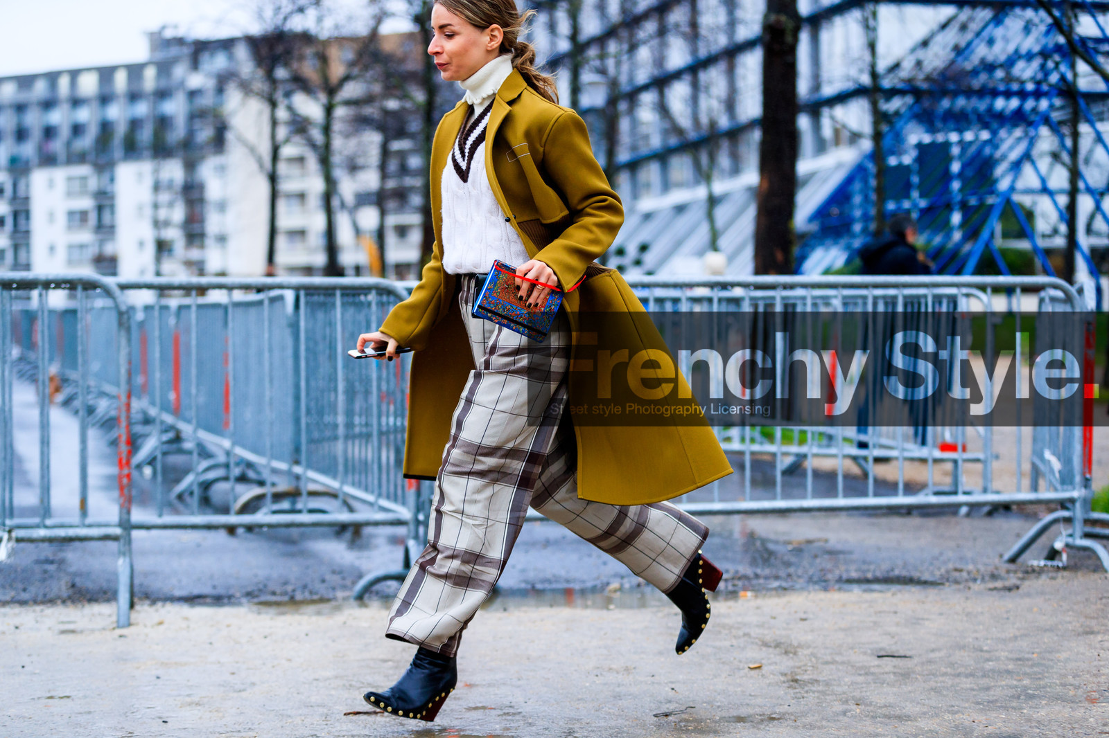 atmosphere details, AUTUMN WINTER 2017-2018, AW 17-18, beige pants, black shoes, blue bag, camel coat, checked pants, detail, FALL WINTER 2017-2018, fashion week, frenchystyle, FW, FW 17-18, graphic pants, high heels, horizontal, irina lakicevic, jonathan paciullo, leather bag, leather shoes, PARIS, PFW, plaid, printed bag, printed pants, street style, studs, tartan, trousers, white sweater
