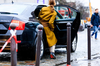 atmosphere details, AUTUMN WINTER 2017-2018, AW 17-18, back detail, beige pants, black shoes, camel coat, checked pants, detail, FALL WINTER 2017-2018, fashion week, frenchystyle, FW, FW 17-18, graphic pants, high heels, horizontal, jonathan paciullo, leather shoes, PARIS, PFW, plaid, printed bag, printed pants, street style, studs, tartan, trousers