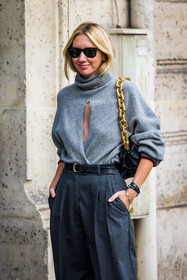 bag, belt, black bag, black belt, black sunglasses, bottega veneta bag, gold chain, grey knitwear, grey pants, grey turtleneck, knitwear, Lisa Aiken, pants, pleated pants, rayban sunglasses, sunglasses, turtleneck, fashion week, frenchystyle, FW, jonathan paciullo, street style, PFW, PARIS, SPRING SUMMER 2022, SS 22, vertical, atmosphere details