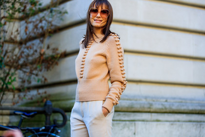 atmosphere details, AUTUMN WINTER 2017-2018, AW 17-18, detail, FALL WINTER 2017-2018, fashion week, frenchystyle, FW, FW 17-18, horizontal, jonathan paciullo, nude sweater, PARIS, PFW, street style, sunglasses, trousers, white pants