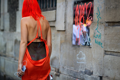 dyed hair, fishnet, open back, orange dress, red hair, vêtements, fashion week, frenchystyle, FW, jonathan paciullo, street style, PFW, PARIS, atmosphere details, horizontal, detail, AUTUMN WINTER 2018-2019, FALL WINTER 2018-2019, FW 18-19