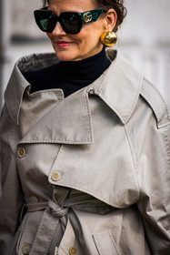 balenciaga earrings, close up, detail, earrings, gold earrings, green sunglasses, grey trench, gucci sunglasses, oversize sunglasses, sunglasses, street style, jonathan paciullo, FW, frenchystyle, fashion week, PFW, PARIS, SPRING SUMMER 2022, SS 22, vertical, atmosphere details