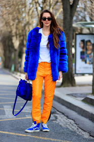 AUTUMN WINTER 2017-2018, AW 17-18, blue bag, blue fur coat, blue sneakers, FALL WINTER 2017-2018, fashion week, frenchystyle, full length, fur bag, Fur coat, FW, FW 17-18, jonathan paciullo, leather bag, leather shoes, orange pant, PARIS, PFW, ray ban, street style, sunglasses, trousers, vans, vertical, white t shirt, zip