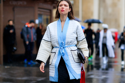 atmosphere details, AUTUMN WINTER 2017-2018, AW 17-18, black bag, detail, FALL WINTER 2017-2018, fashion week, frenchystyle, FW, FW 17-18, horizontal, jonathan paciullo, kimono, kimono vest, leather bag, PARIS, PFW, printed jacket, street style, turquoise, white, white jacket