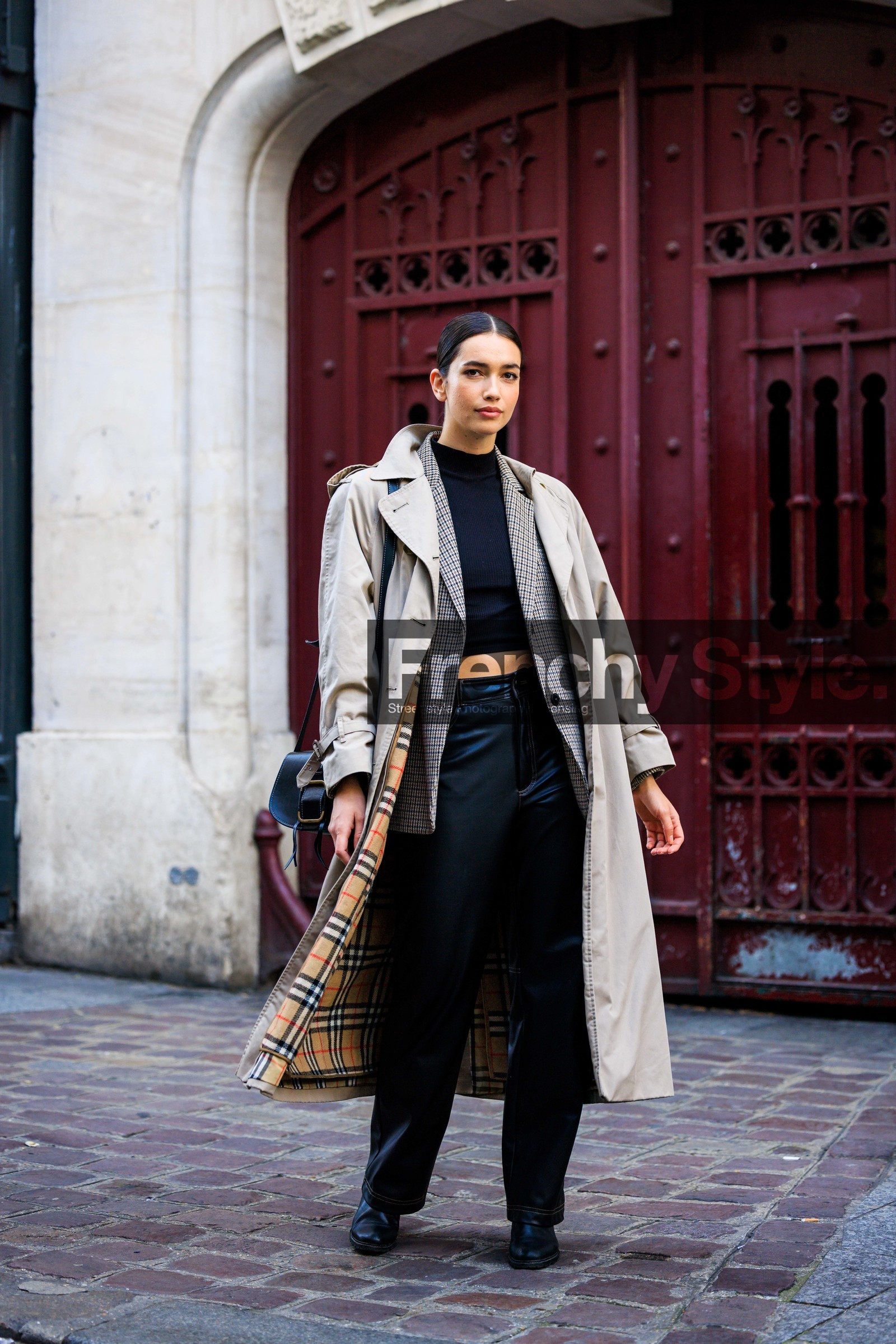 burberry trench, black trop, black cropped top, leayher pants, baggy trousers, black trousers, black and white blazer, model, street style, jonathan paciullo, FW, frenchystyle, fashion week, AUTUMN WINTER 2022-2023, FALL WINTER 2022_2023, FW 22-23, PFW, PARIS, full length, vertical, black boots