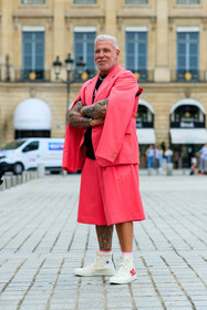 white sneakers, high sneakers, converse shoes, comme des garcons shoes, heart printed shoes, pink jacket, pink bermuda shorts, pink shorts, fushia jacket, fushia shorts, sleeveless jacket, tatoo, tatoo detail, fashion week, frenchystyle, FW, jonathan paciullo, street style, PFW, PARIS, SPRING SUMMER 2022, SS 22, vertical, full length