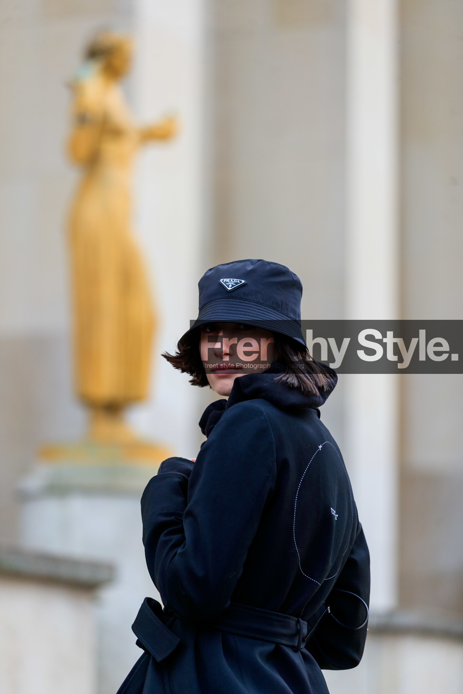 alexandra guerain, black hat, black hoodie, black trench coat, black total look, prada hat, off white trench coat, back details, belted trench coat, fashion week, frenchystyle, FW, jonathan paciullo, street style, PFW, PARIS, AUTUMN WINTER 2020-2021, FALL WINTER 2020-2021, FW 20-21, vertical, atmosphere details, detail