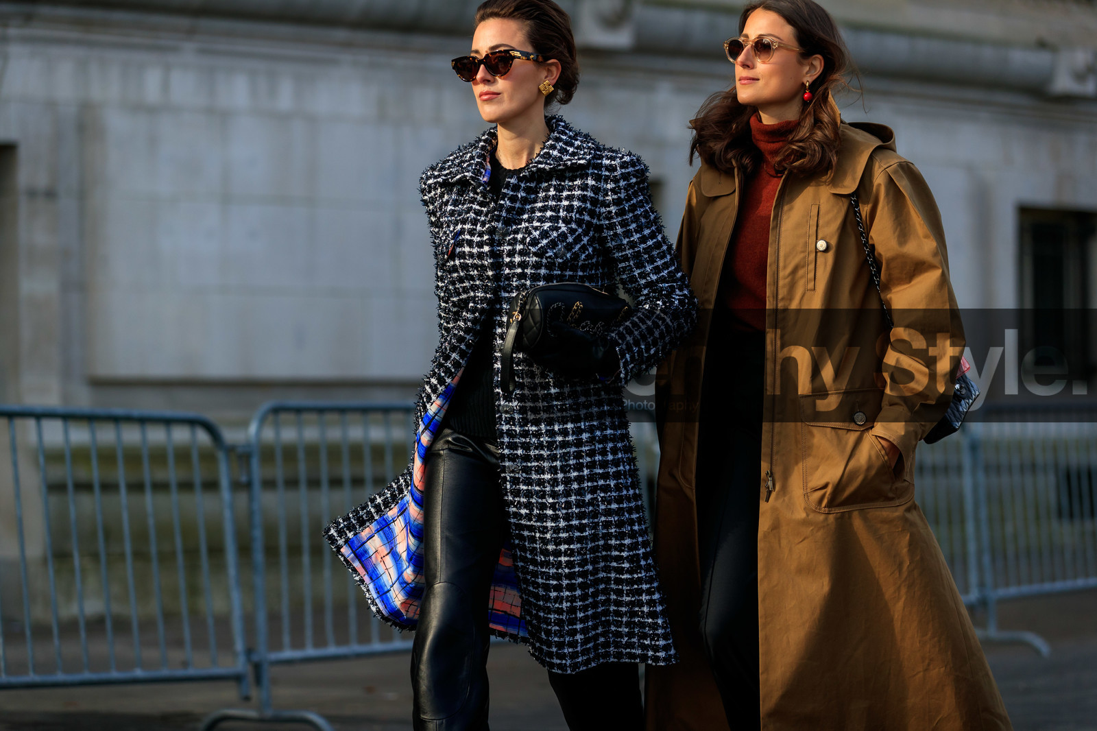 julia haghjoo, camel parka, red polish bag, black polish bag, shoulder bag, sheer sunglasses, round shape sunglasses, long parka, red pullover, red earring, golden earrings, round shape earrings, chanel coat, chanel earrings, chanel clutch, grey coat, black coat, checked coat, tweed coat, fringe coat, bottega veneta sunglasses, scale sunglasses, butterfly sunglasses, black leather clutch, black leather gloves, black leather pants, logo earrings, square shape earrings, fashion week, frenchystyle, FW, jonathan paciullo, street style, PFW, PARIS, horizontal, atmosphere details, detail