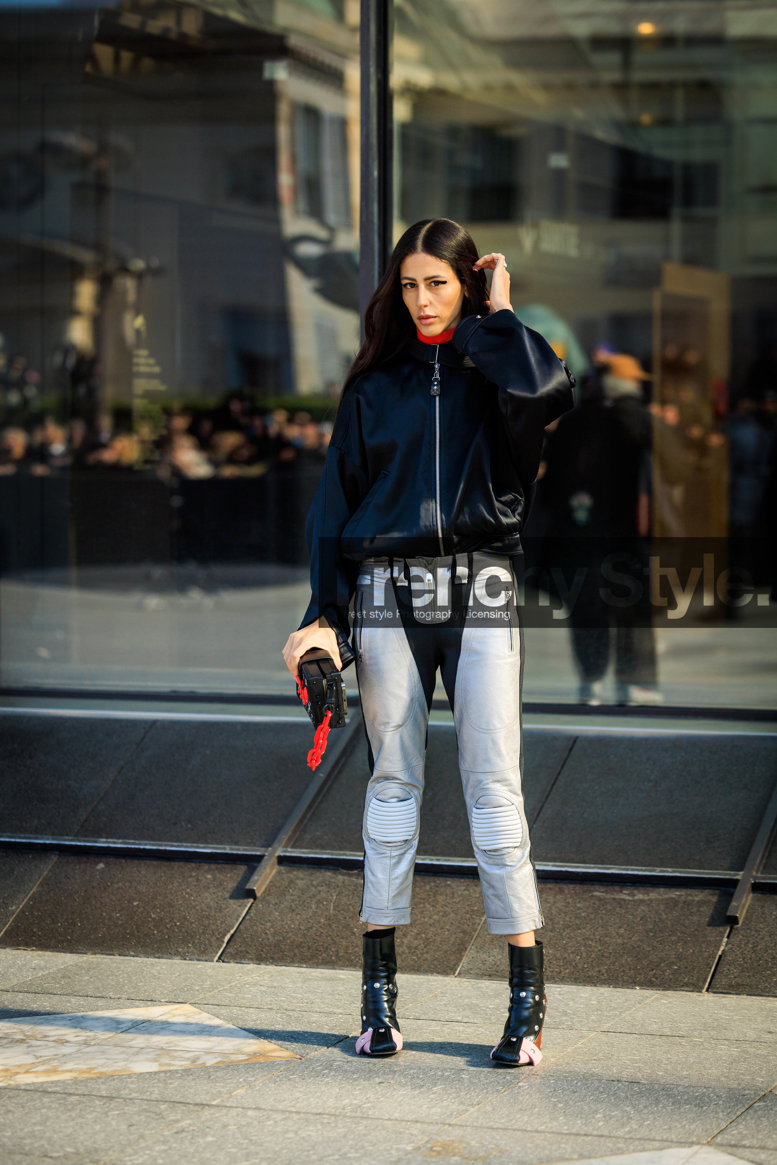satin jacket, bomber jacket, louis vuitton, black bomber jacket, louis vuitton clutch, monogram clutch, black clutch, silver pants, skinny trousers, black bottines, heeled boots, louis vuittons boots, long hair, eye cat, gilda ambrosio, street style, jonathan paciullo, FW, frenchystyle, fashion week, AUTUMN WINTER 2022-2023, FALL WINTER 2022_2023, FW 22-23, PFW, PARIS, full length, vertical