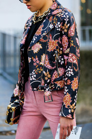 jaime xie, black leather perfecto, cachemere printed perfecto, printed perfecto, pink pants, close up detail, multicolor perfecto, elie saab jacket, big chain necklace, golden necklace, paco rabanne necklace, pink suede pants, suede pants, louis vuitton bag, louis vuitton clutch, box bag, metalic bag, silvered bag, black leather clutch, black leather bag, fashion week, frenchystyle, FW, jonathan paciullo, street style, PFW, PARIS, vertical, atmosphere details, detail