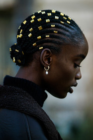 model, braider hair, golden pink, golden loops, pearl earrings, details, fashion week, frenchystyle, FW, jonathan paciullo, street style, PARIS, PFW, SPRING SUMMER 2022, SS 22, atmosphere details, detail, vertical