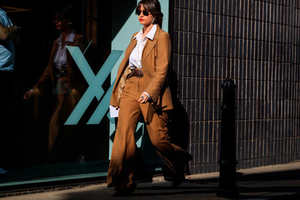 beige suits, white shirt, golden earrings, sunglasses, metalic frame sunglasses, bulgari monete ring, plaited belt, brown belt, fashion week, frenchystyle, FW, jonathan paciullo, street style, atmosphere details, horizontal, detail