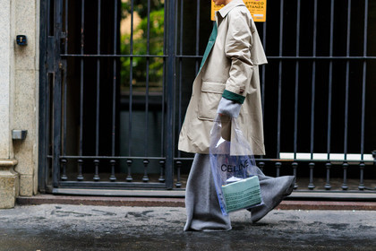 blue bag, céline, graphic bag, grey coat, grey pants, leather bag, printed bag, transparent bag, trousers, wide pants, fashion week, frenchystyle, FW, jonathan paciullo, street style, MFW, MILAN, AUTUMN WINTER 2018-2019, FALL WINTER 2018-2019, FW 18-19, horizontal, atmosphere details, sylvia haghjoo