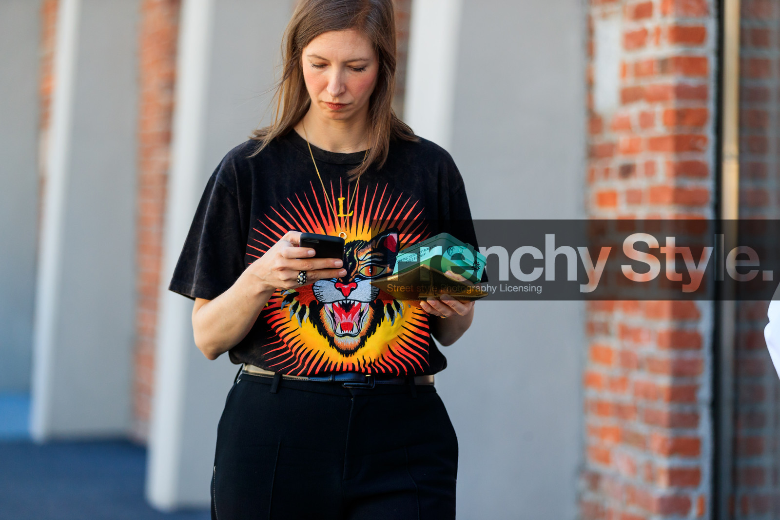 atmosphere details, black pants, black t shirt, detail, fashion week, frenchystyle, FW, gucci, horizontal, jonathan paciullo, leather bag, MFW, MILAN, printed t shirt, SPRING SUMMER 2018, SS 18, street style, trousers