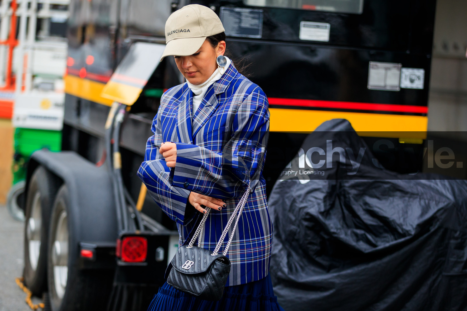 balenciaga, beige cap, black bag, blue jacket, checked, checked jacket, graphic jacket, leather bag, plaid, printed jacket, tartan, street style, jonathan paciullo, FW, frenchystyle, fashion week, NYFW, NEW YORK, AUTUMN WINTER 2018-2019, AW 18-19, FALL WINTER 2018-2019, FW 18-19, atmosphere details, horizontal, detail