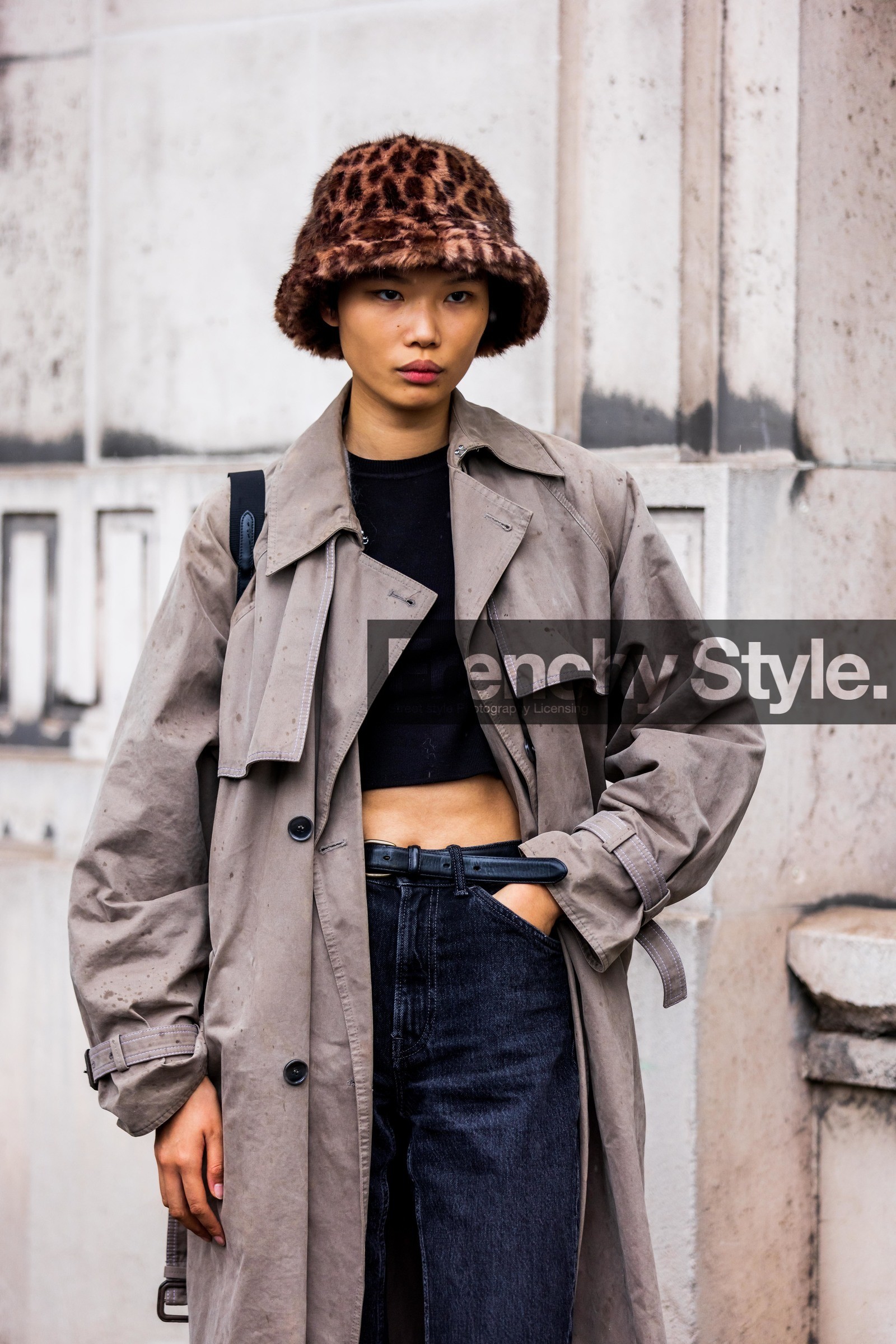 animal print, black crop top, black denim, black jean, bob, brown bob, crop top, denim, grey trenchcoat, leopard bob, print, printed bob, trench, street style, jonathan paciullo, FW, frenchystyle, fashion week, PFW, PARIS, SPRING SUMMER 2022, SS 22, vertical, atmosphere details, model