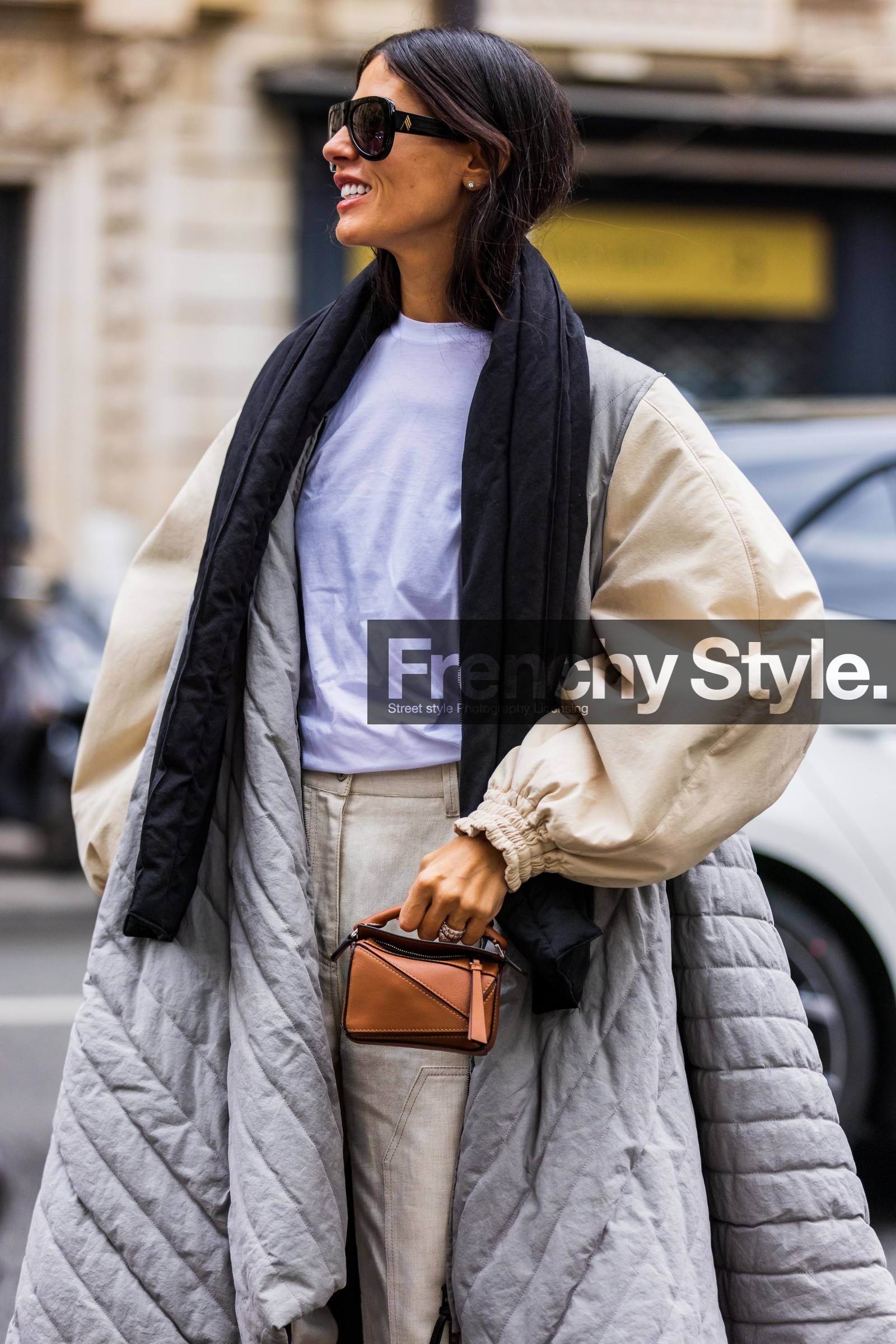 bag, ballon sleeves, beige coat, beige pants, camel bag, coat, Gilda Ambrosio, grey coat, loewe look, mini bag, oversize coat, sunglasses, t-shirt, white t-shirt, street style, jonathan paciullo, FW, frenchystyle, fashion week, PFW, PARIS, SPRING SUMMER 2022, SS 22, vertical, atmosphere details