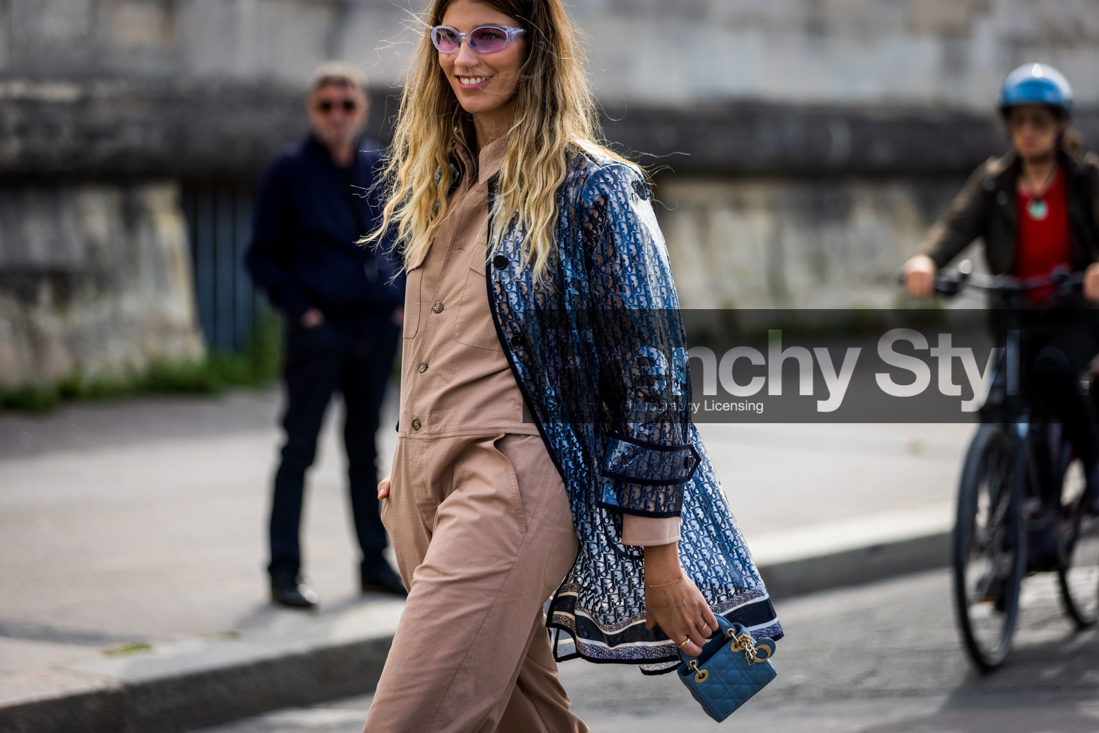 bag, bracelet, colot, gold bag, gold earrings, gold necklace, necklace, pink shirt, Selma Kaci, shirt, fashion week, frenchystyle, FW, jonathan paciullo, street style, PFW, PARIS, SPRING SUMMER 2022, SS 22, horizontal, atmosphere details