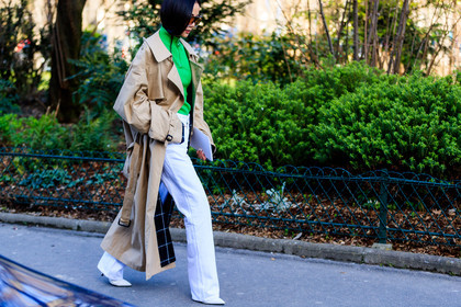 atmosphere details, AUTUMN WINTER 2017-2018, AW 17-18, beige coat, denim pants, detail, FALL WINTER 2017-2018, fashion week, frenchystyle, FW, FW 17-18, green top, high heels, horizontal, jeans, jonathan paciullo, leather shoes, PARIS, PFW, street style, sunglasses, trench coat, trousers, white denim, yoyo cao