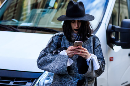 atmosphere details, AUTUMN WINTER 2016-2017, AW 16-17, black hat, dark lips, detail, eva al desnudo, FALL WINTER 2016-2017, fashion week, fedora, frenchystyle, FW, FW 16-17, grey coat, horizontal, iphone, jonathan paciullo, PARIS, PFW, street style