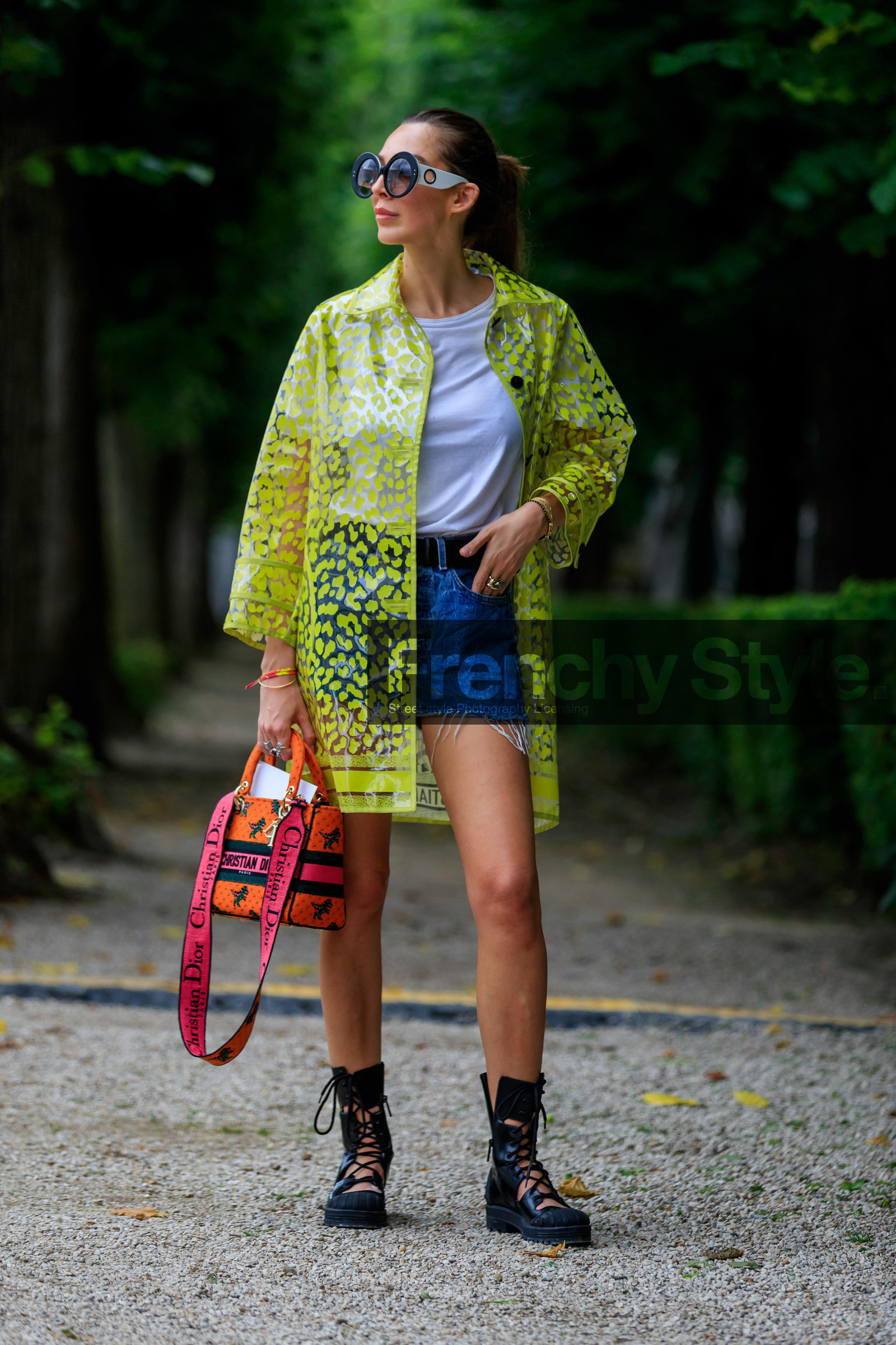 yellow jacket, yellow coat, yellow trench coat, yellow raincoat, leopard printed coat, leopard printed jacket, leopard pritned trench coat, leopard printed raincoat, sheer coat, sheer jacket, sheer trench coat, sheer raincoat, white t-shirt, denim, denim shorts, used shorts, blue shorts, mini shorts, white sunglasses, black sunglasses, round shape sunglasses, big sunglasses, orange bag, pink bag, printed bag, hand bag, dior bag, dior coat, dior jacket, dior trench coat, dior raincoat, dior boots, dior shoes, black boots, black leather boots, laced boots, flat boots, big sole boots, lady dior bag, estelle pigault, fashion week, frenchystyle, FW, jonathan paciullo, street style, PFW, PARIS, AUTUMN WINTER 2021-2022, FALL WINTER 2021-2022, FW 21-22, vertical, full length