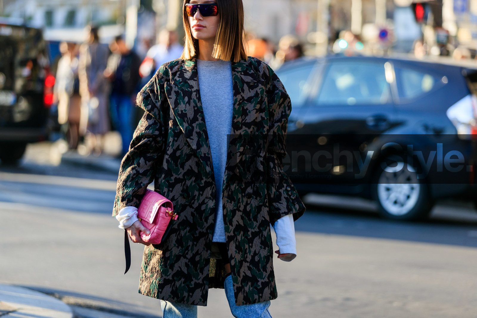 alexandra guerain, fendi, graphic jacket, green jacket, grey sweater, leather bag, pink bag, printed jacket, sunglasses, PARIS, PFW, street style, jonathan paciullo, FW, frenchystyle, fashion week, AUTUMN WINTER 2019-2020, AW 19-20, FALL WINTER 2019-2020, FW 19-20, horizontal, atmosphere details, detail
