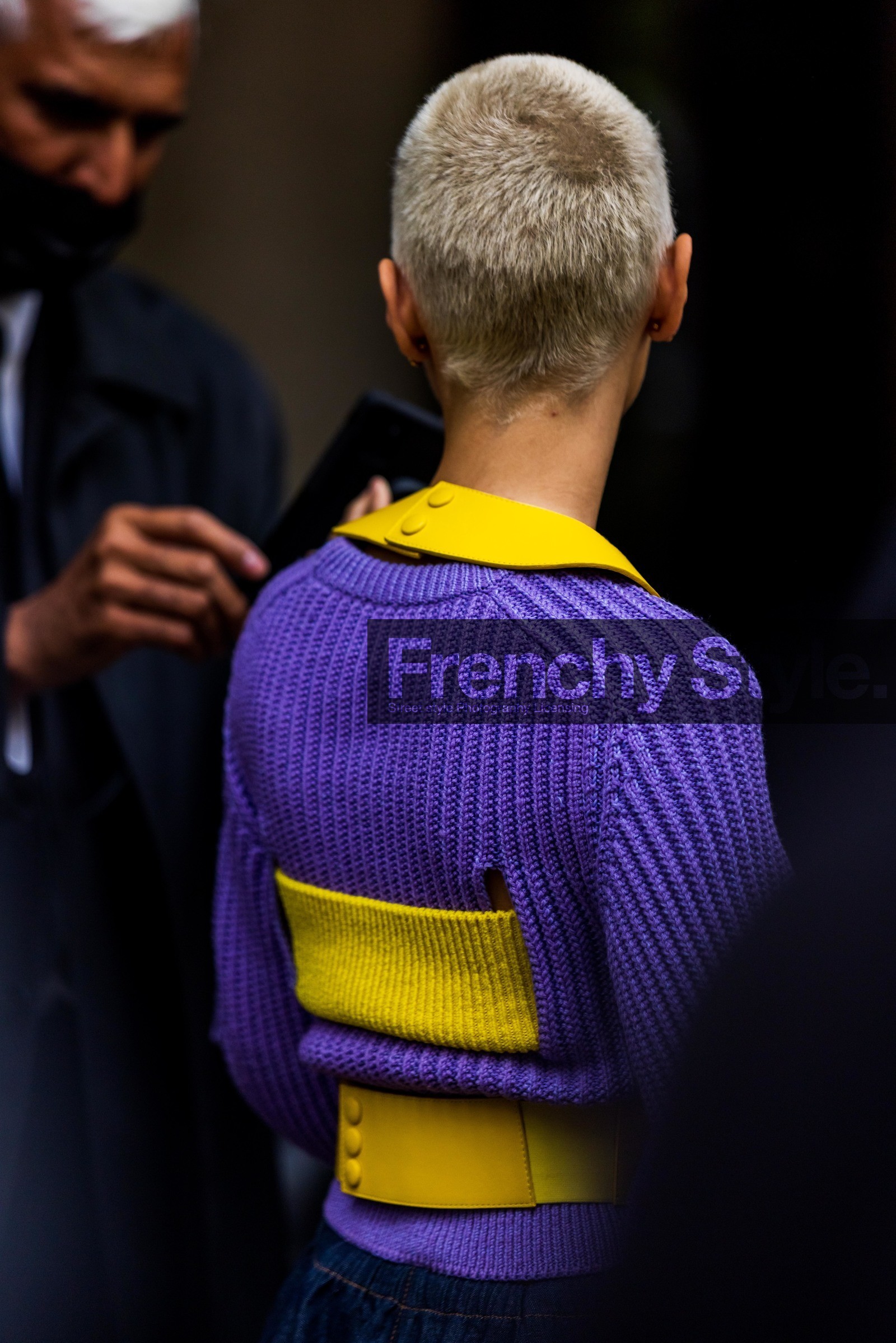 back, back detail, belt, color, Iris Law, knitwear, purple knitwear, yellow belt, street style, jonathan paciullo, FW, frenchystyle, fashion week, PFW, PARIS, SPRING SUMMER 2022, SS 22, vertical, atmosphere details
