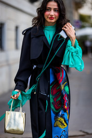bag, black coat, black trench, coat, color, dress, gold bag, green dress, makeup detail, print, printed coat, ruffles, trench, trenchcoat, street style, jonathan paciullo, FW, frenchystyle, fashion week, PFW, PARIS, SPRING SUMMER 2022, SS 22, vertical, atmosphere details
