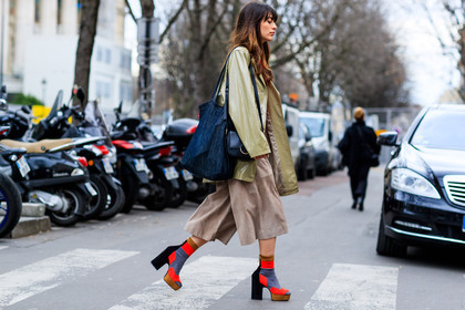 atmosphere details, AUTUMN WINTER 2017-2018, AW 17-18, beige jacket, beige pants, black bag, FALL WINTER 2017-2018, fashion week, frenchystyle, full length, FW, FW 17-18, graphic shoes, high heels, horizontal, jonathan paciullo, leather bag, leather jacket, leather pants, leather shoes, louise follain, model, PARIS, PFW, printed shoes, red shirt, street style, trousers