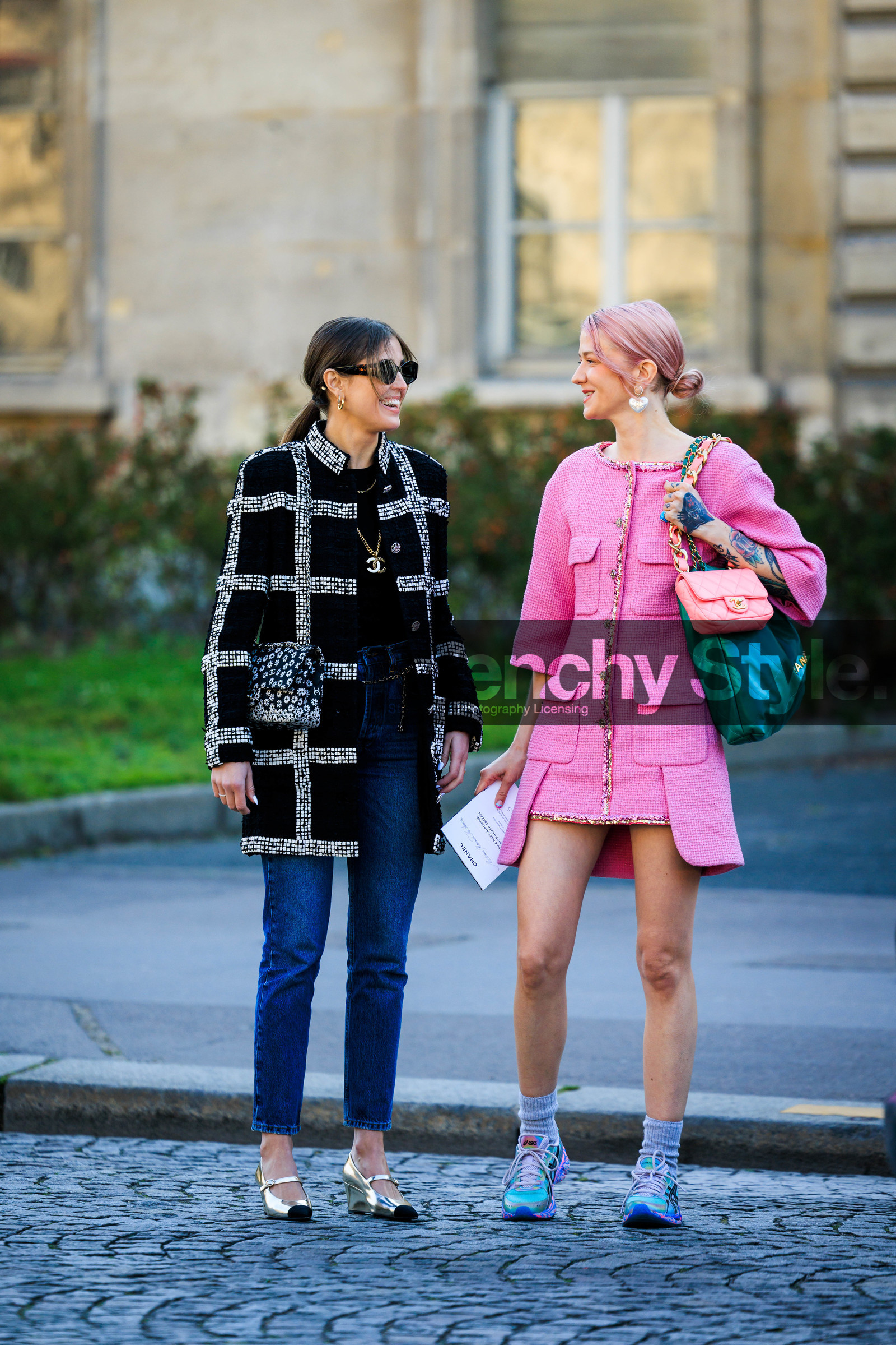 pink hair, pink dress, mini dress, tweed dress, chanel bag, green bag, pink bag, blue sneakers, black sunglasses, tweed jacket, black jacket, chanel, chanel necklace, chanel handbag, skinny jeans, chanel slingback, golden slingback, street style, jonathan paciullo, FW, frenchystyle, fashion week, AUTUMN WINTER 2022-2023, FALL WINTER 2022_2023, FW 22-23, PFW, PARIS, full length, vertical, chanel dress