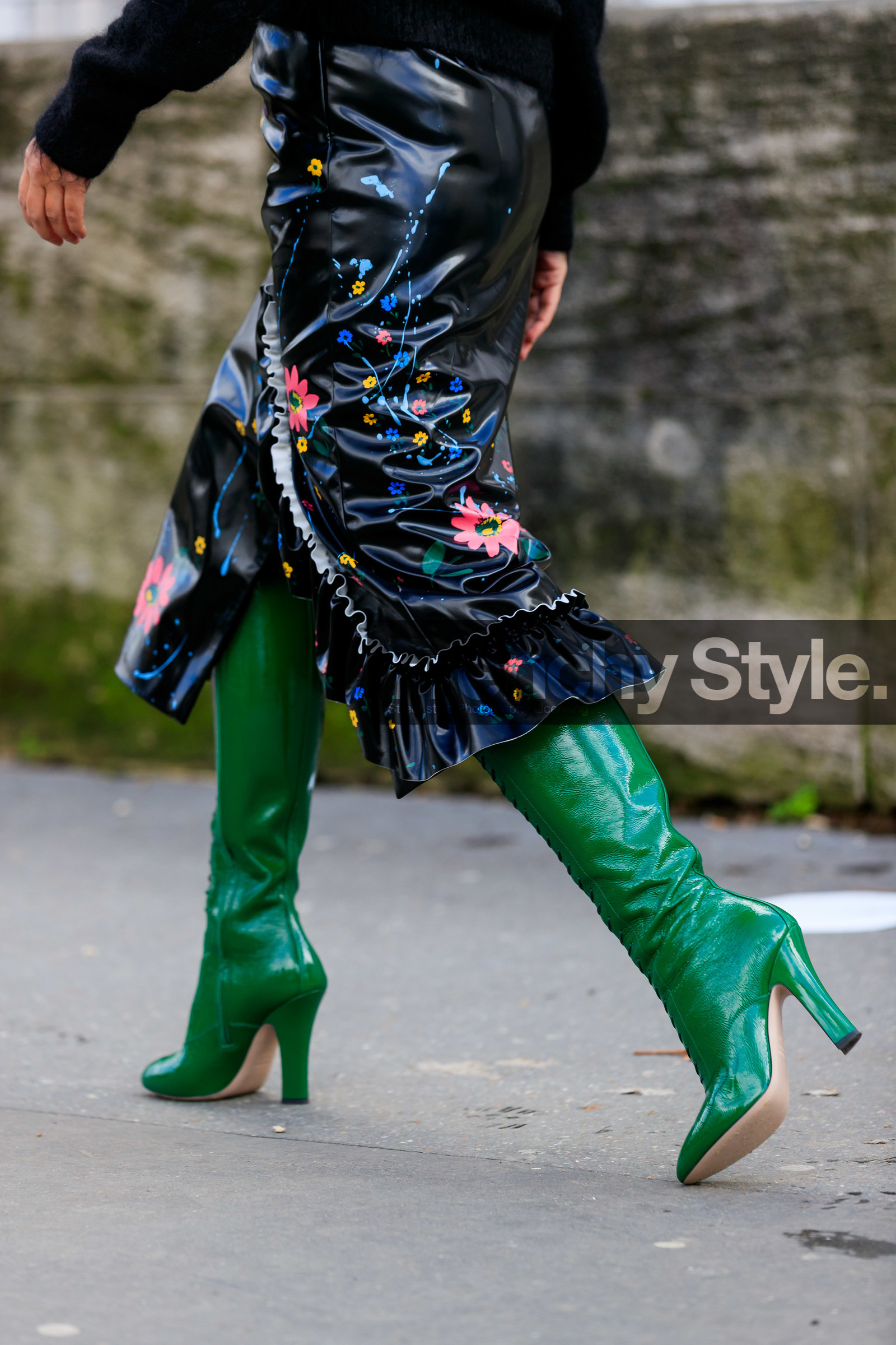 green leather boots, green polish boots, polish boots, laced boots, high boots, high heels boots, black tights, black vinyl skirt, mid long skirt, split skirt, floral printed skirt, multicolor skirt, pink skirt, blue skirt, ruffle skirt, embroidered tights, floral embroidered tights, legs detail, shoes detail, close up detail, elie saab look, elie saab shoes, elie saab skirt, fashion week, frenchystyle, FW, jonathan paciullo, street style, PFW, PARIS, vertical, atmosphere details, detail