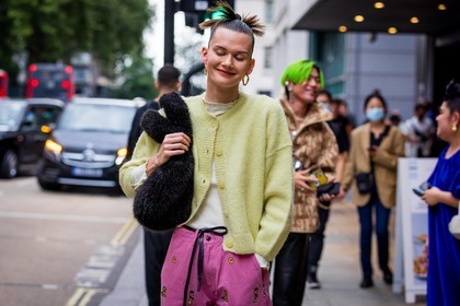 Daniela Kocianova, knits, cardigan, yellow, pink, trousers, pants, high waisted, black, cabas bag, furry bag, handbag, loops, print, fashion week, frenchystyle, FW, jonathan paciullo, street style, SPRING SUMMER 2022, SS 22, LFW, LONDON, horizontal, atmosphere details, detail, model
