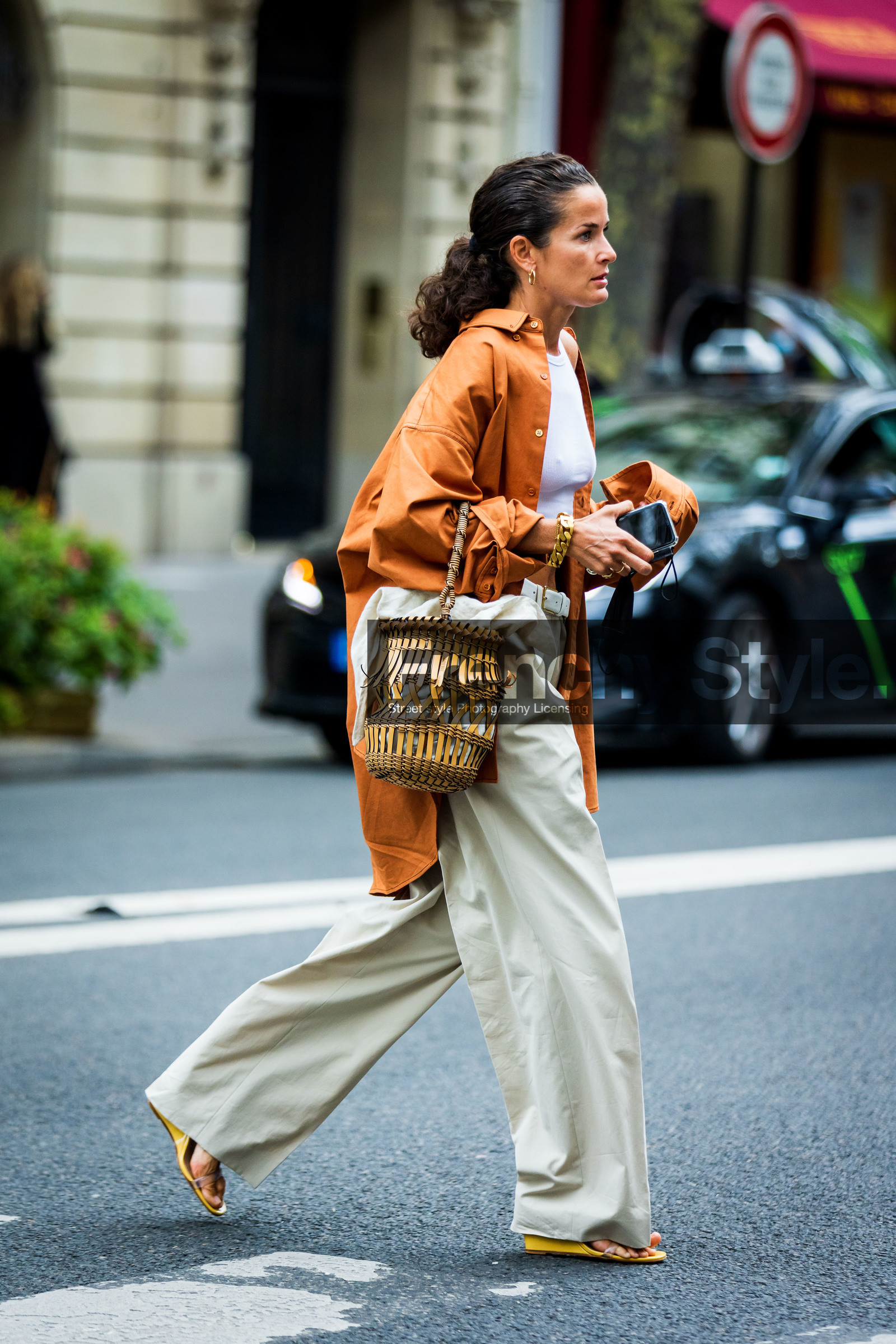 basket, basket bag, beige pants, belt, camel shirt, crop top, flare pants, fluid pants, large pants, Lucy Chadwick, pants, sandals, shirt, white belt, white crop top, yellow sandals, street style, jonathan paciullo, FW, frenchystyle, fashion week, PFW, PARIS, SPRING SUMMER 2022, SS 22, vertical, full length