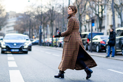 atmosphere details, AUTUMN WINTER 2017-2018, AW 17-18, back detail, black shoes, brown coat, checked coat, FALL WINTER 2017-2018, fashion week, frenchystyle, full length, FW, FW 17-18, graphic coat, horizontal, jonathan paciullo, leather shoes, PARIS, PFW, plaid, printed coat, street style, tartan