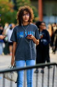 model, alanna arrington, eye make up, make up details, purple strass make up, dark grey t-shirt, printed t-shirt, letter printed t-shirt, 90's look, fashion week, frenchystyle, FW, jonathan paciullo, street style, vertical, detail, atmosphere details