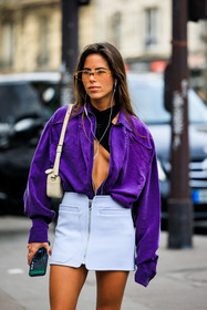 beige handbag, white skirt, mini skirt, zipped skirt, purple shirt, transparent glasses, sporty look, white sneakers, minibag, headphones, iphone, black top, cut out top, courreges, nina urgell cloquell, fashion week, frenchystyle, FW, jonathan paciullo, street style, AUTUMN WINTER 2022-2023, FALL WINTER 2022_2023, FW 22-23, PFW, PARIS, vertical, detail