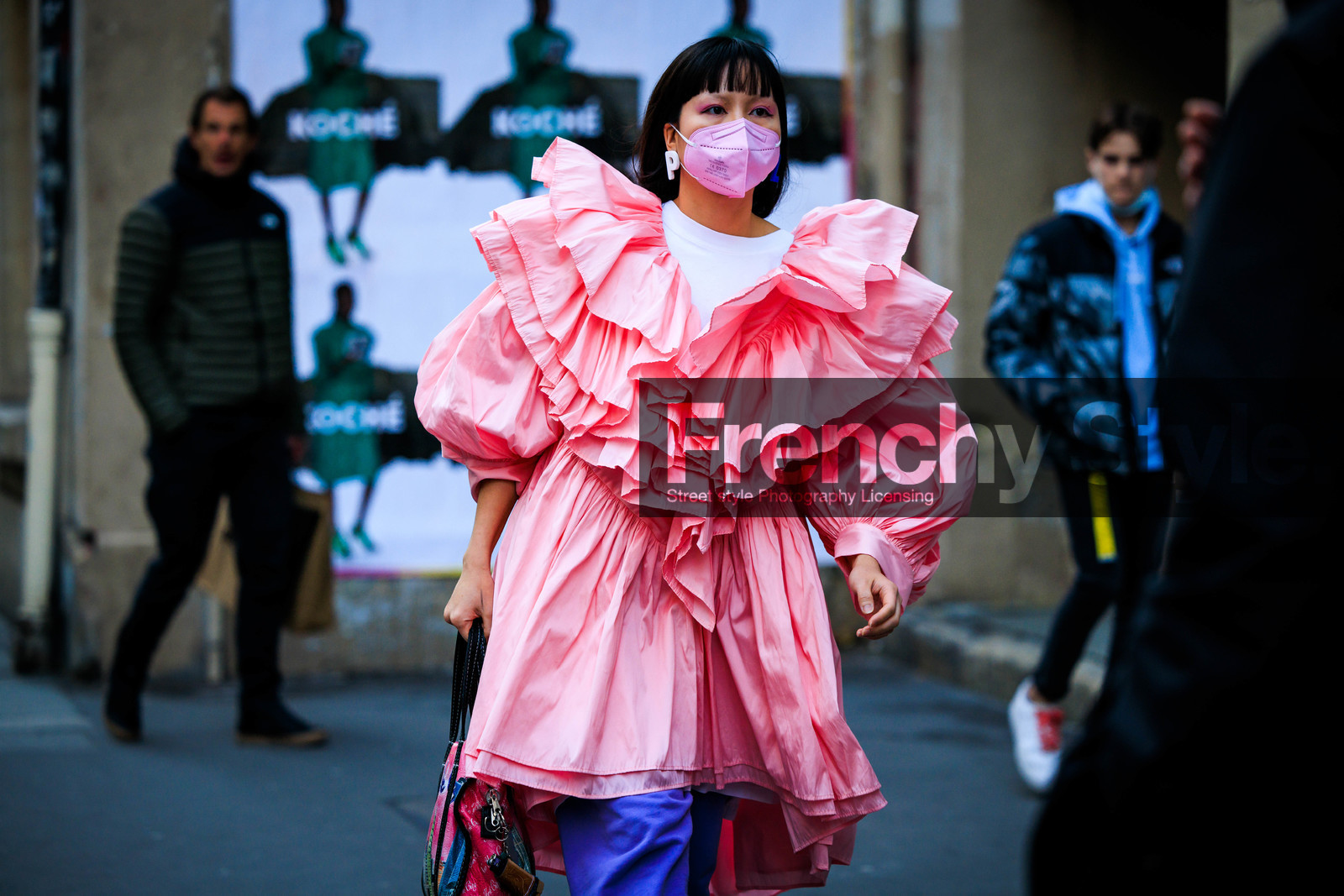 ruffle dress, pink dress, purple pants, pink mask, multicolor handbag, letter earrings, fashion week, frenchystyle, FW, jonathan paciullo, street style, AUTUMN WINTER 2022-2023, FALL WINTER 2022_2023, FW 22-23, PFW, PARIS, horizontal, atmosphere details, detail